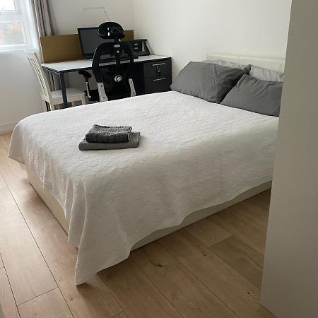 Bedroom With An Office Desk In A Shared 2 Bedroom Flat Near Canary Wharf 伦敦 外观 照片