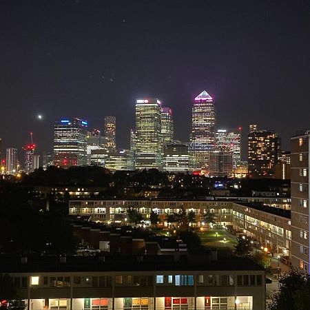 Bedroom With An Office Desk In A Shared 2 Bedroom Flat Near Canary Wharf 伦敦 外观 照片