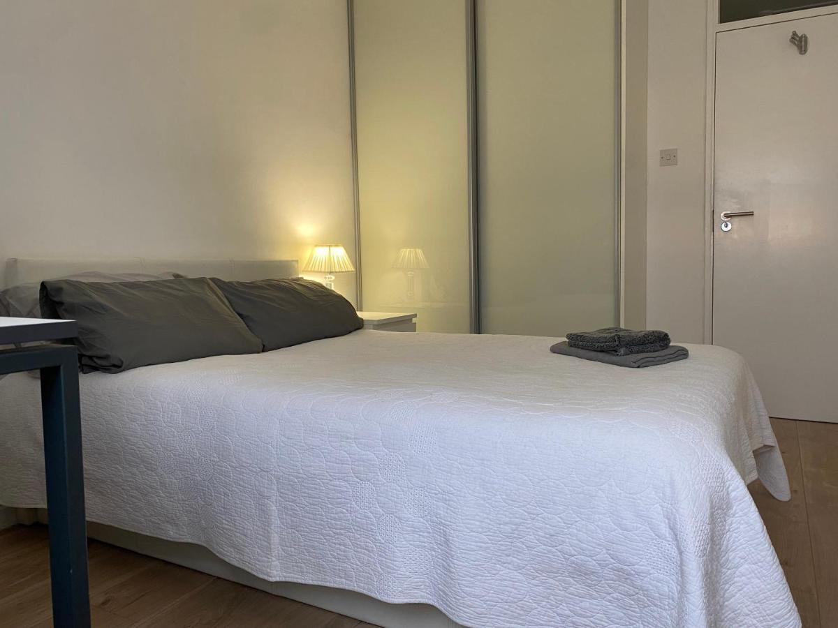 Bedroom With An Office Desk In A Shared 2 Bedroom Flat Near Canary Wharf 伦敦 外观 照片