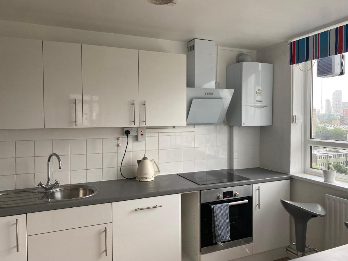 Bedroom With An Office Desk In A Shared 2 Bedroom Flat Near Canary Wharf 伦敦 外观 照片