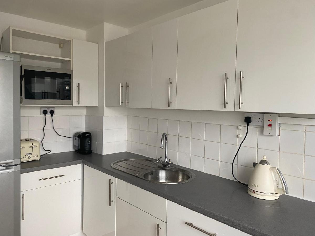 Bedroom With An Office Desk In A Shared 2 Bedroom Flat Near Canary Wharf 伦敦 外观 照片