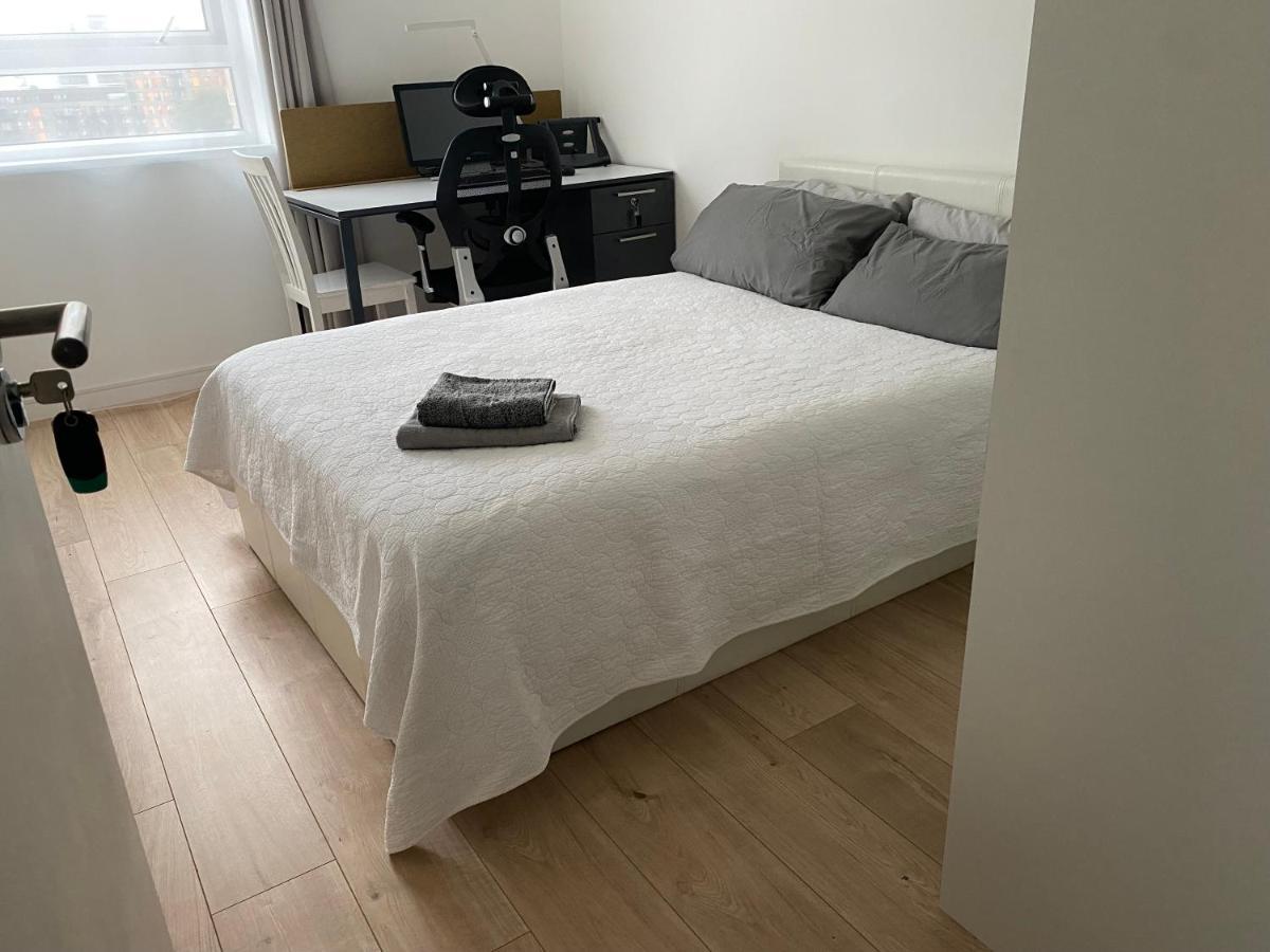 Bedroom With An Office Desk In A Shared 2 Bedroom Flat Near Canary Wharf 伦敦 外观 照片