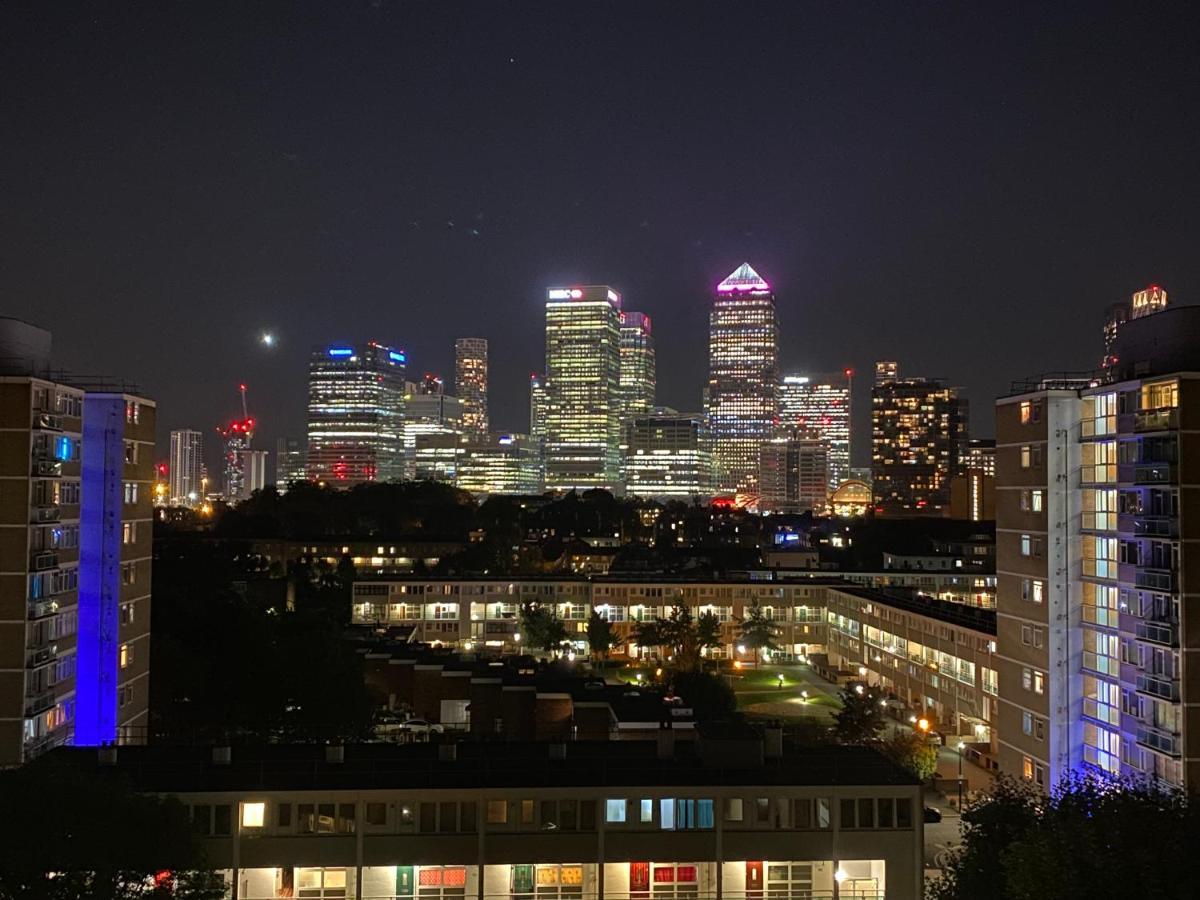 Bedroom With An Office Desk In A Shared 2 Bedroom Flat Near Canary Wharf 伦敦 外观 照片