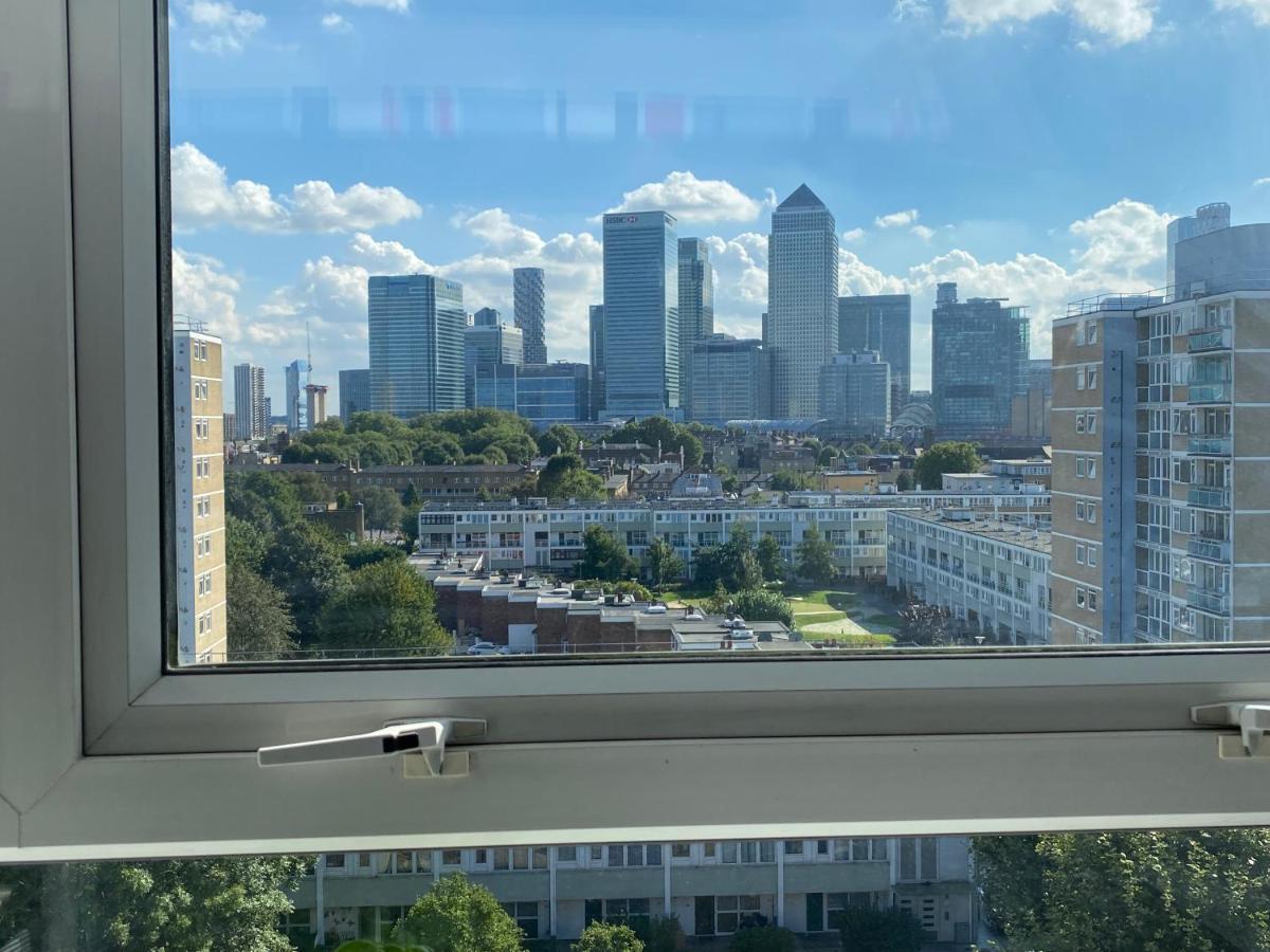 Bedroom With An Office Desk In A Shared 2 Bedroom Flat Near Canary Wharf 伦敦 外观 照片