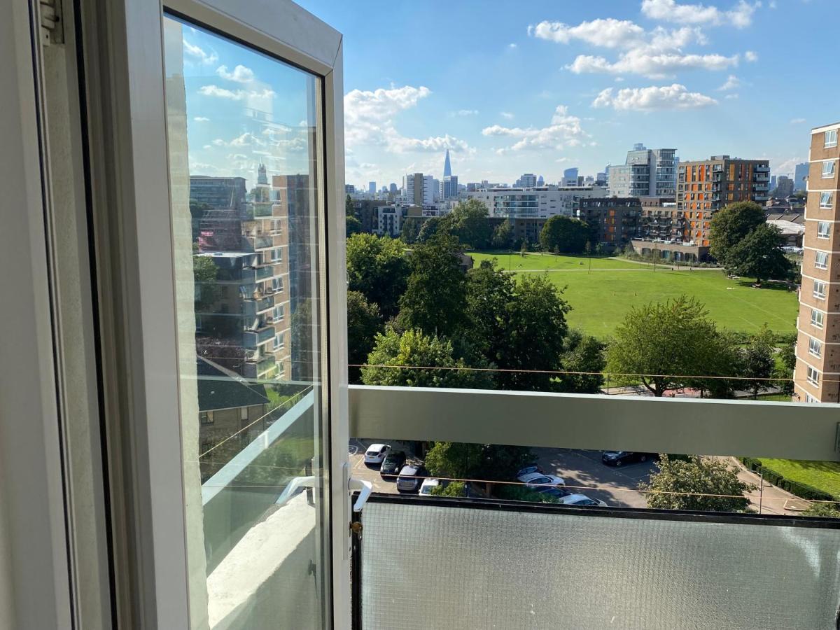 Bedroom With An Office Desk In A Shared 2 Bedroom Flat Near Canary Wharf 伦敦 外观 照片