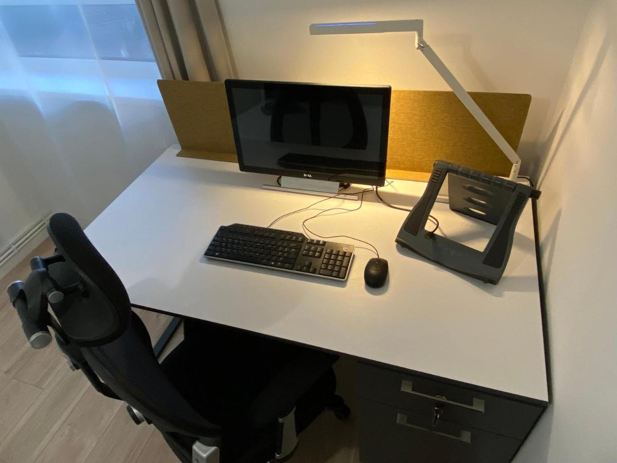 Bedroom With An Office Desk In A Shared 2 Bedroom Flat Near Canary Wharf 伦敦 外观 照片