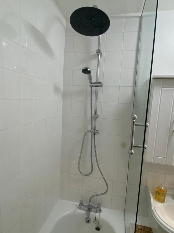 Bedroom With An Office Desk In A Shared 2 Bedroom Flat Near Canary Wharf 伦敦 外观 照片