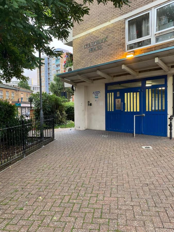 Bedroom With An Office Desk In A Shared 2 Bedroom Flat Near Canary Wharf 伦敦 外观 照片